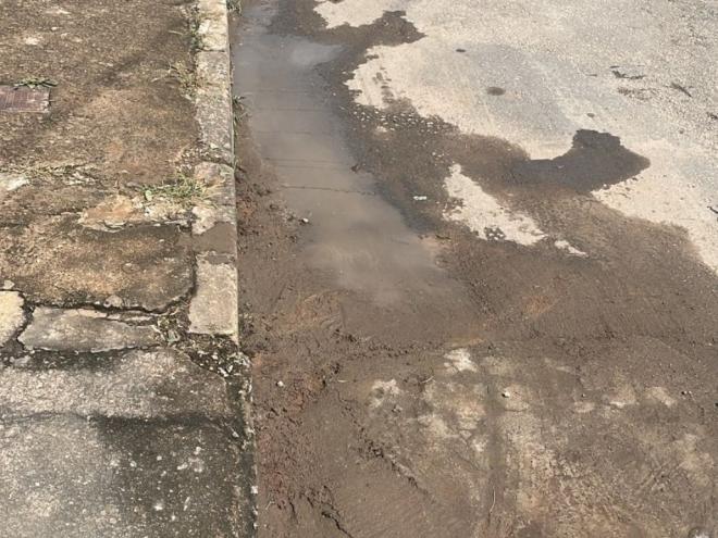 Não é a primeira vez que moradores reclamam do empoçamento de água na rua