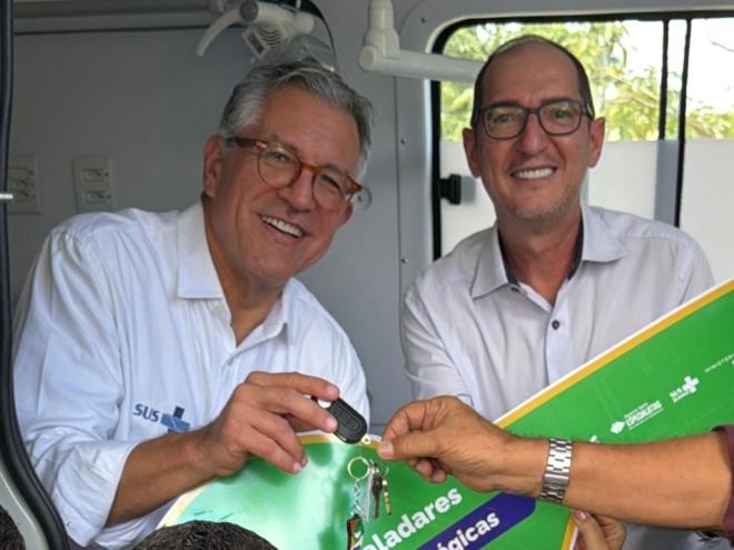Ministro da Saúde, Alexandre Padilha, ao lado do prefeito de Belo Oriente, João Hemétrio