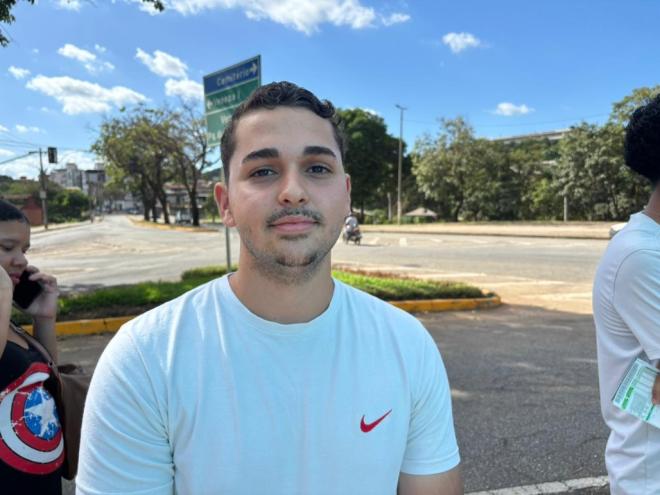 O jovem Gustavo foi ao cartório para tirar seu primeiro título de eleitor