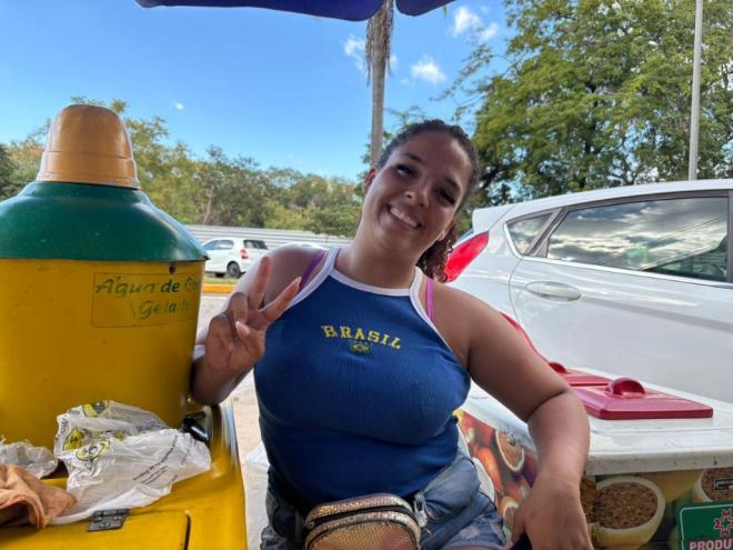 A comerciante Jhenifer foi até o local para aproveitar o movimento e vender produtos