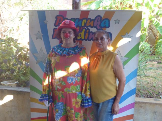 Érika com a assistente social e presidente da Adevipa, Maria da Consolação 
