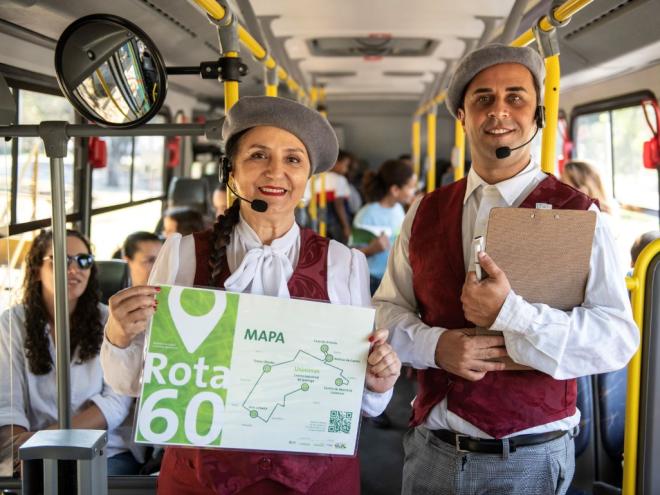 Dois personagens conduzem a viagem de maneira interativa 