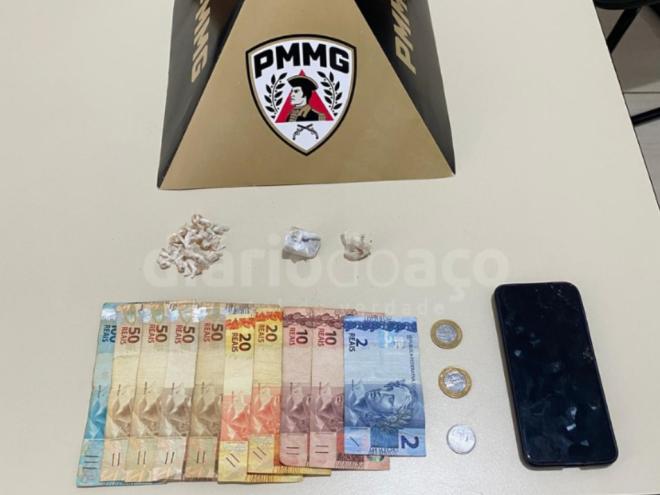Porções de crack e outras 20 pedras da droga embaladas e prontas para a venda foram apreendidas pela PM