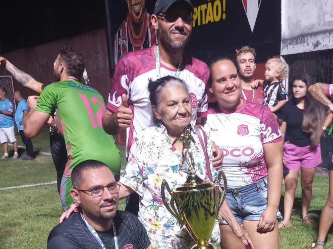 Torcedora símbolo e ''mascote'' do João XXIII, a aniversariante do dia, dona Alaide Pereira, ao lado dos netos que comandaram a campanha vitoriosa