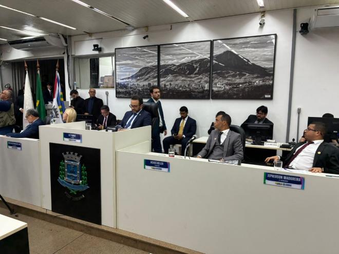 Trabalhos na Câmara duraram mais de 12 horas nesta quinta-feira