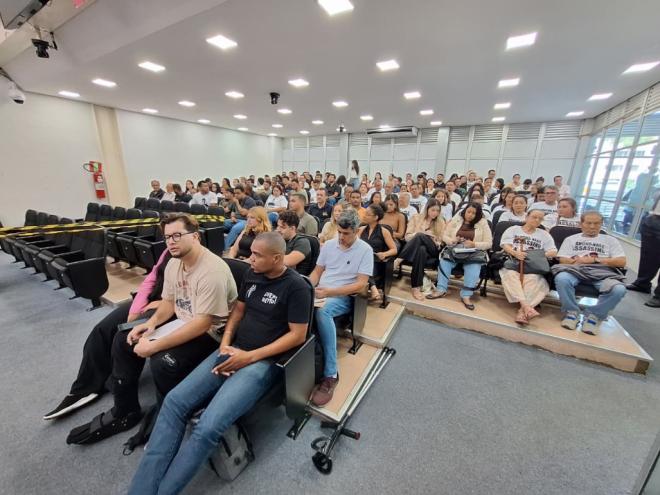 Familiares da vítima e do réu ocupam as cadeiras no plenário da Câmara Municipal de Ipatinga