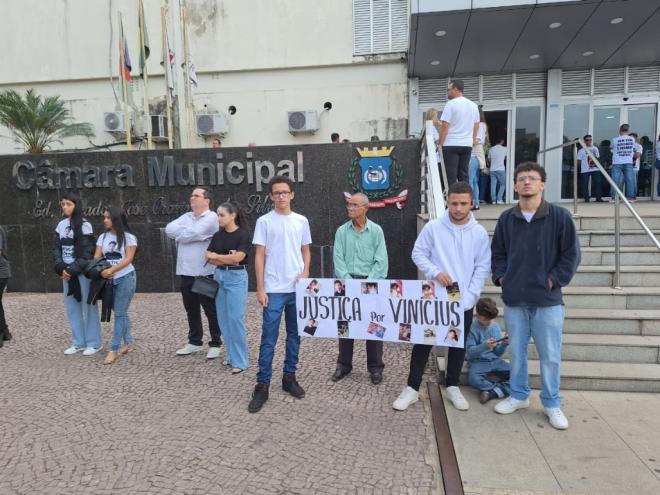 Familiares e amigos de Vinicius pedem por justiça