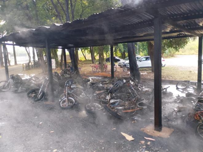 Fogo atingiu  motos e danificou estrutura em estacionamento da Aperam