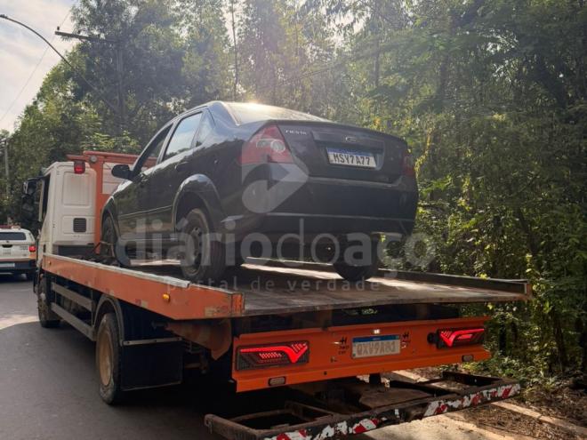 Ford Fiesta preto foi apreendido pela polícia
