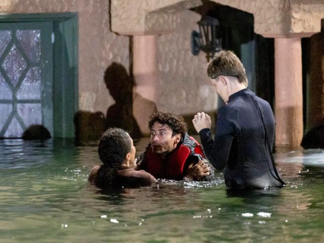 Carlos (Jesuíta Barbosa) nas gravações da cena impactante