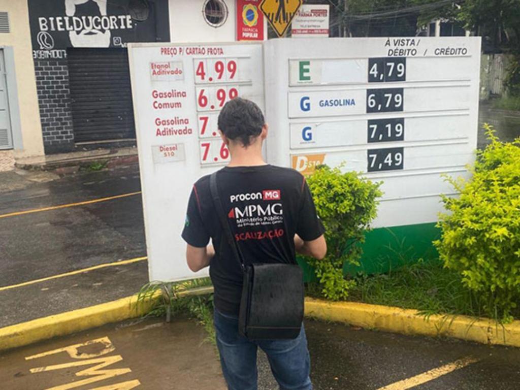 Em um dos postos, uma bomba de combustível foi interditada