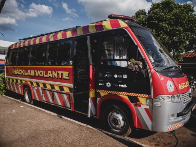O micro-ônibus adaptado vai percorrer cidades da região, levando arte e cultura