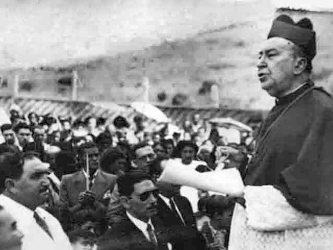 Em 1950, o Arcebispo da Arquidiocese de Mariana, dom Helvécio, lança a pedra fundamental do Colégio Angélica, inaugurado depois em 1952