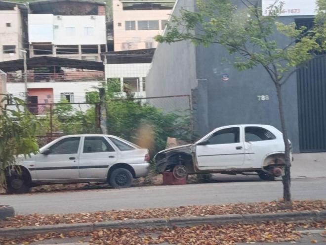 Leitores relataram que pessoas em situação de rua chegam a dormir nos veículos abandonados 