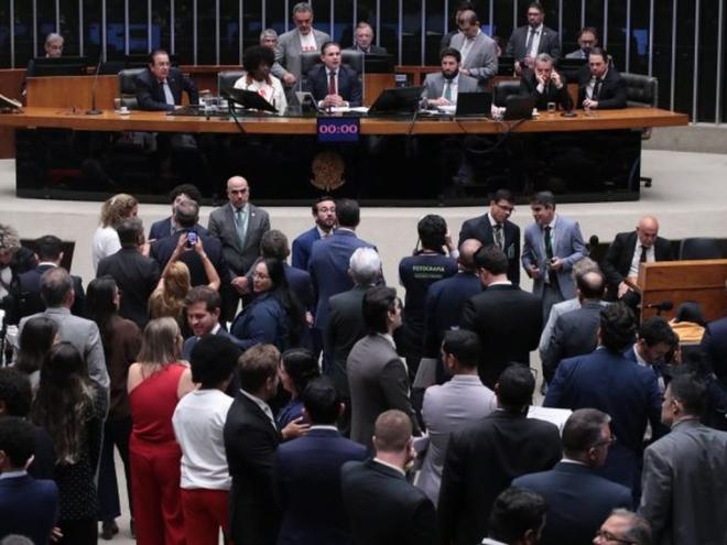 Pela proposta, o fim da escala 6x1, com garantia de ao menos duas folgas semanais, das quais uma preferencialmente aos domingos, entrará em vigor 60 dias após a promulgação do texto