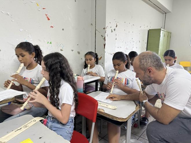 Novos talentos aprendem música de forma prazerosa 