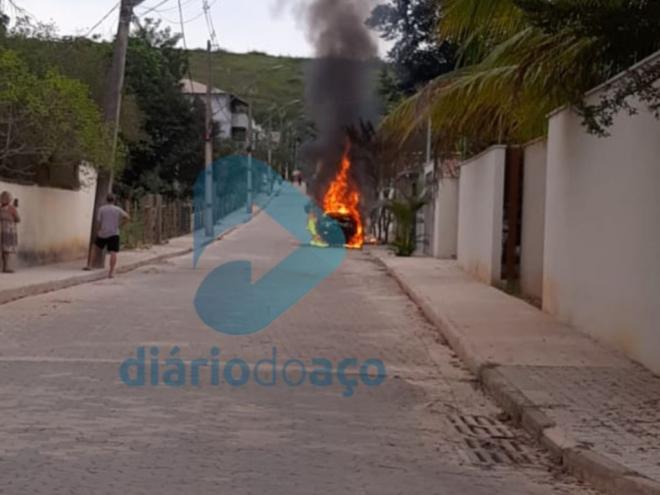 Após atirar na vítima, suspeito foi até o endereço dela e ateou fogo no carro