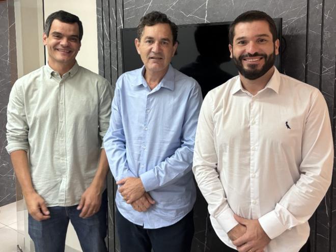 Vinícius e Alex Diniz, com o vereador de Coronel Fabriciano, Zezinho Sintrocel