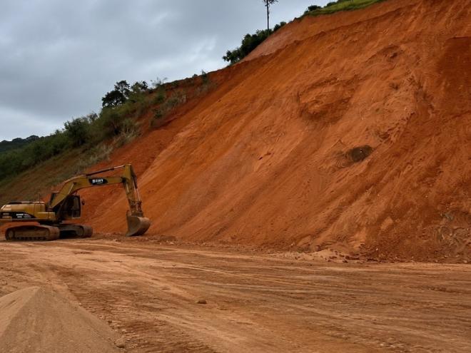 Moradores afirmaram que o problema se agravou há cerca de um ano quando começou o corte dessa encosta em frente ao posto Torque Diesel  