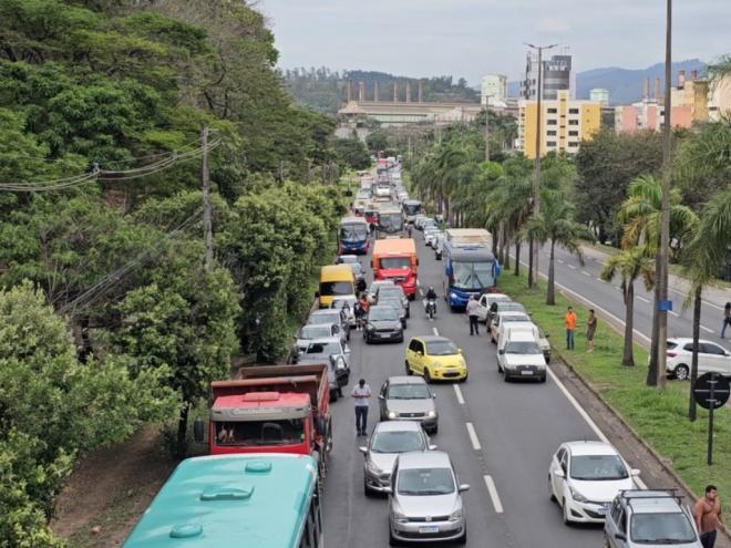 Em dia de acidente no trecho urbano da BR-381 em Ipatinga, congestionamento gigante se forma em uma das pistas e tem reflexos em vários bairros 