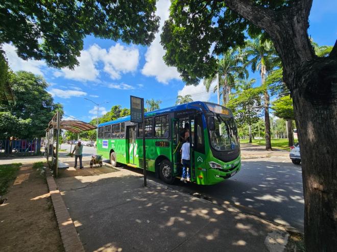 Estudo confirma: muitos carros levando poucos ocupantes e transporte coletivo com baixa demanda 
