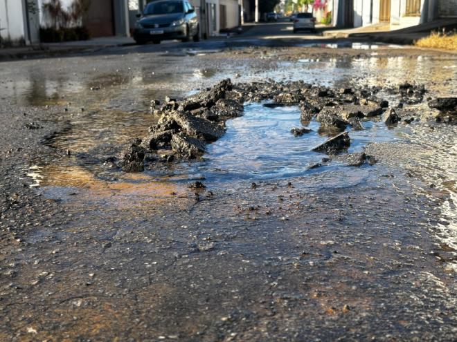 Água, aparentemente potável, está vazando há dias no bairro Santo Eloi