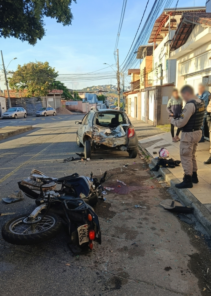 Com o impacto, dianteira da Ténéré ficou com danos generalizados e a traseira do Ford Ka ficou destroçada 