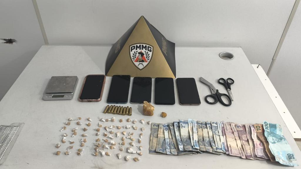 Ao todo, a operação resultou na apreensão de 71 pedras de crack prontas para venda, duas porções da mesma droga, munição de arma de fogo, uma balança de precisão, cinco celulares e R$ 168