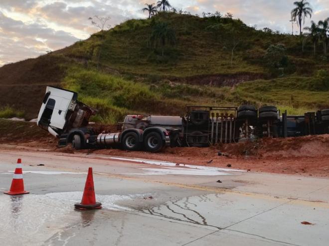 Rodovia chegou a ficar totalmente fechada, na pista sentido a Ipatinga, depois passou para o sistema pare e siga e depois mão dupla 