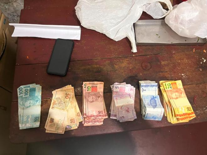 Além de drogas, os agentes da Ficco também apreenderam dinheiro em espécie 