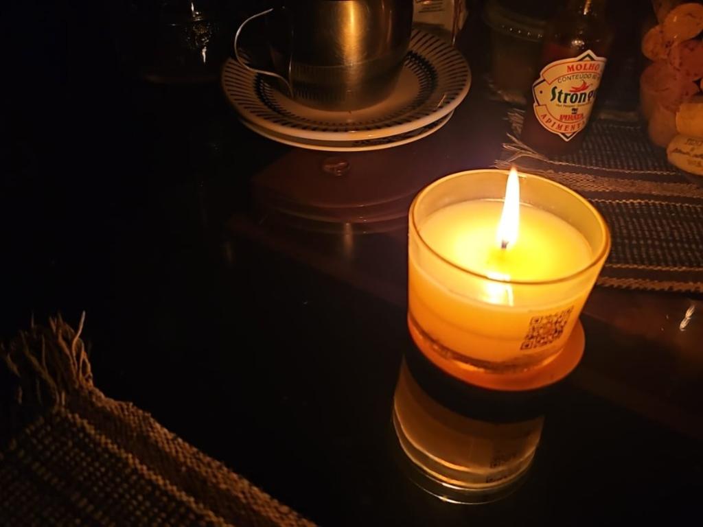 Com apagão que começou às 18h, alguns moradores vivem noite à luz  de velas 