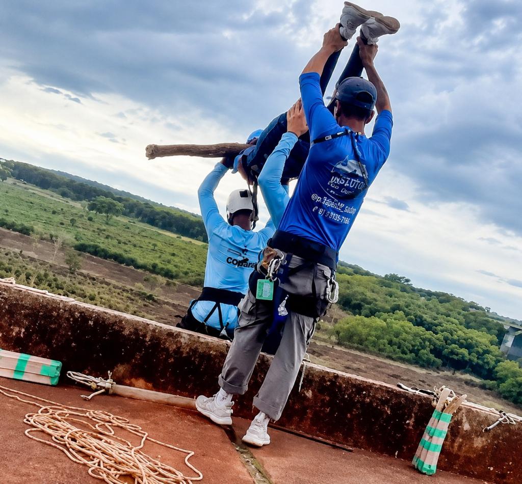 Várias pessoas filmavam, mas ninguém avisou a tempo que a corda não tinha sido conectada ao colete da jovem, lançada de uma altura de 40 metros 