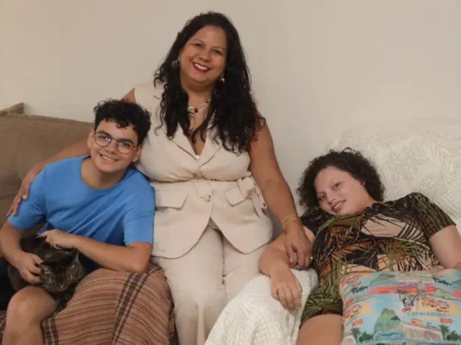 A advogada Adriana Monteiro, com os filhos, diz que respeito e inclusão são obrigações previstas na legislação
