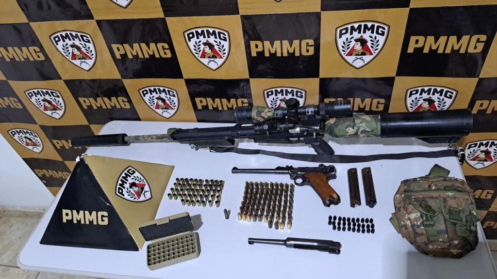 Condutor atingiu três postes e fugiu abandonando arma; acabou localizado escondido nas proximidades do local da batida 