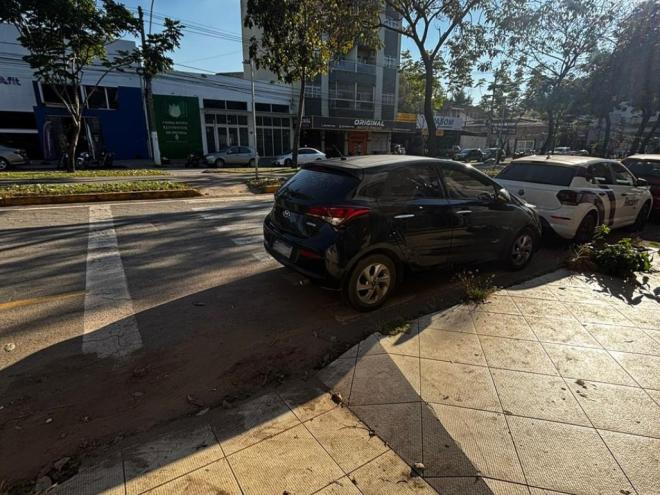Flagrantes mostram desrespeito às regras de trânsito em Ipatinga, com este carro estacionado na faixa de pedestres no Veneza II