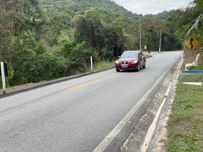 Apesar da erosão em si não ter chegado à pista de rolamento ainda, a situação já obriga motoristas a utilizarem a contramão