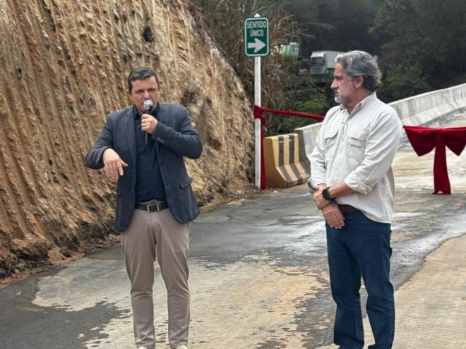 Prefeito de Timóteo, Vitor Prado, ao lado do diretor-presidente da Bemisa, Márcio Gontijo