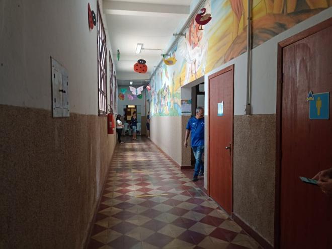 Antiga escola abrigava 12 seções de votação, que agora foram redistribuida a outros dois prédios 
