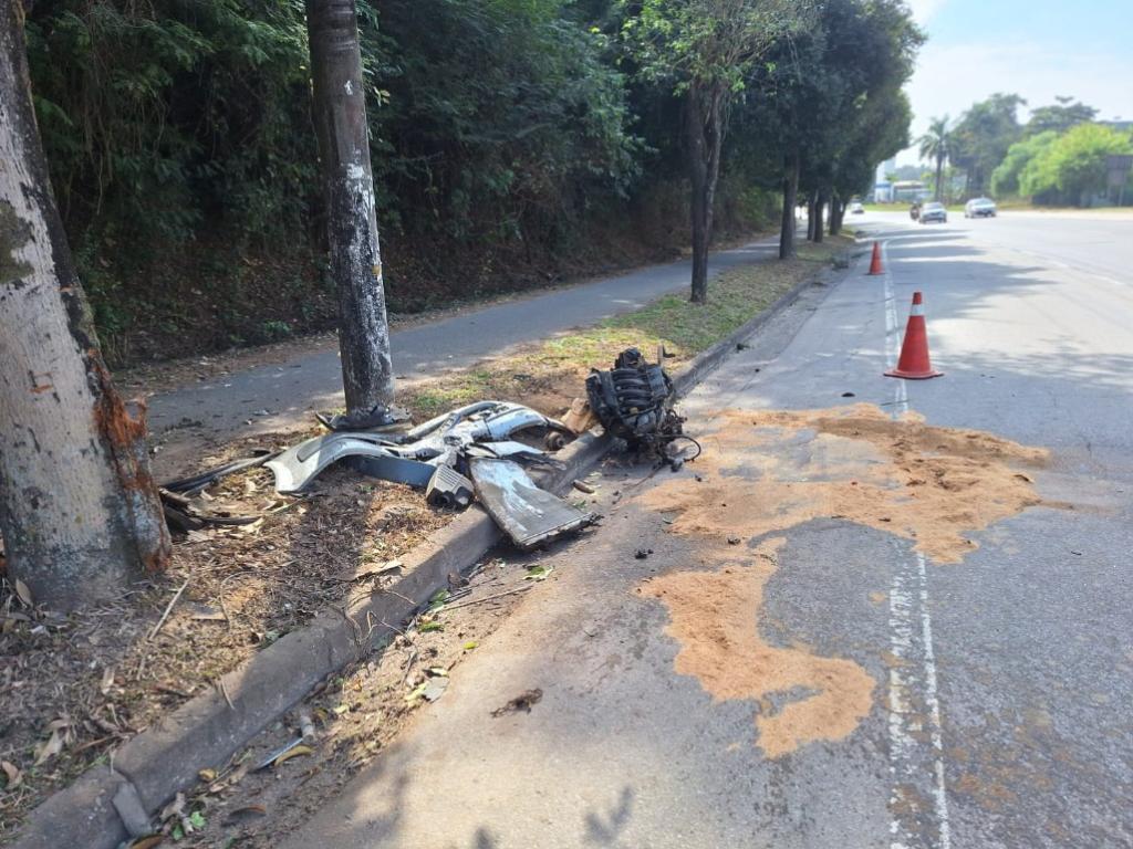 Com o impacto, motor soltou-se do carro e foi parar a alguns metros do local do impacto na árvore 
