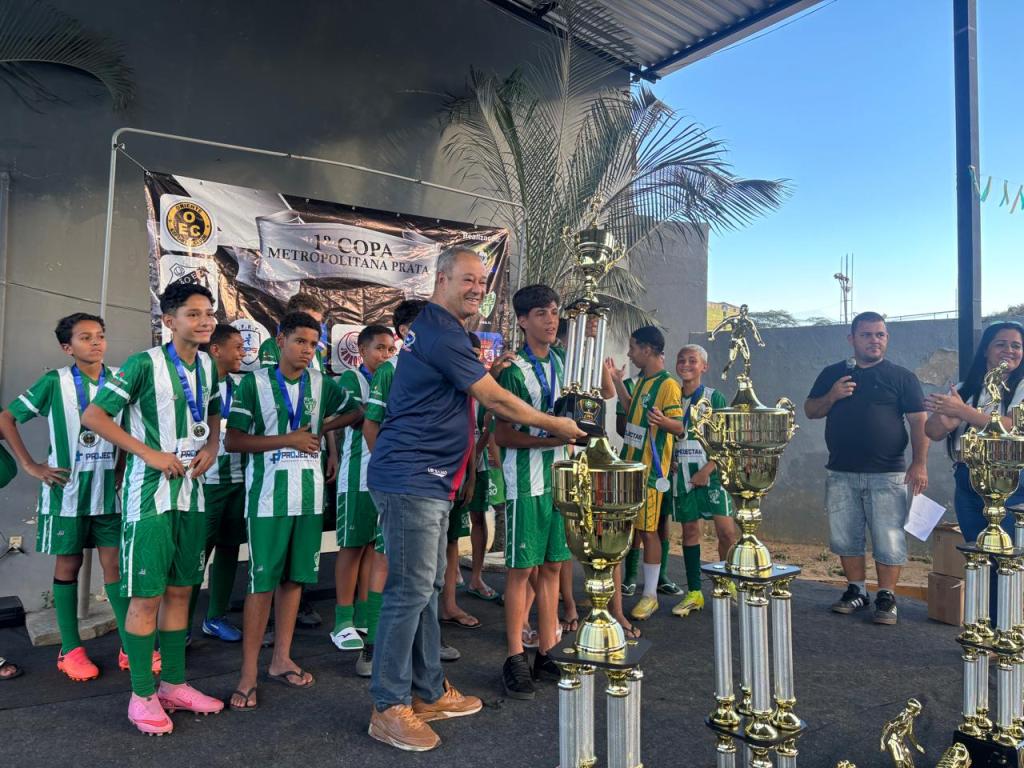 O Sub-14 do Ideal levou o troféu de vice-campeão para sua galeria
