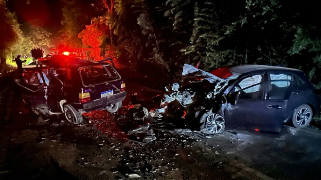 Acidente envolveu um Fiat Uno e um Chevrolet Onix na noite de domingo em Ipanema; entre as vítimas estão um casal, a filha de 3 anos e o motorista do outro veículo.