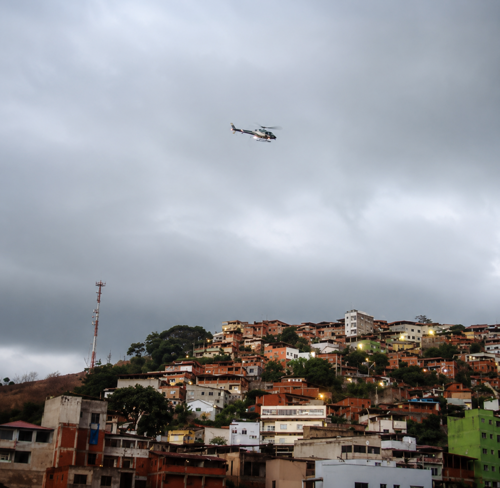 Moradores de vários bairros de Ipatinga acordaram nesta quarta-feira com os voos rasantes da aeronave