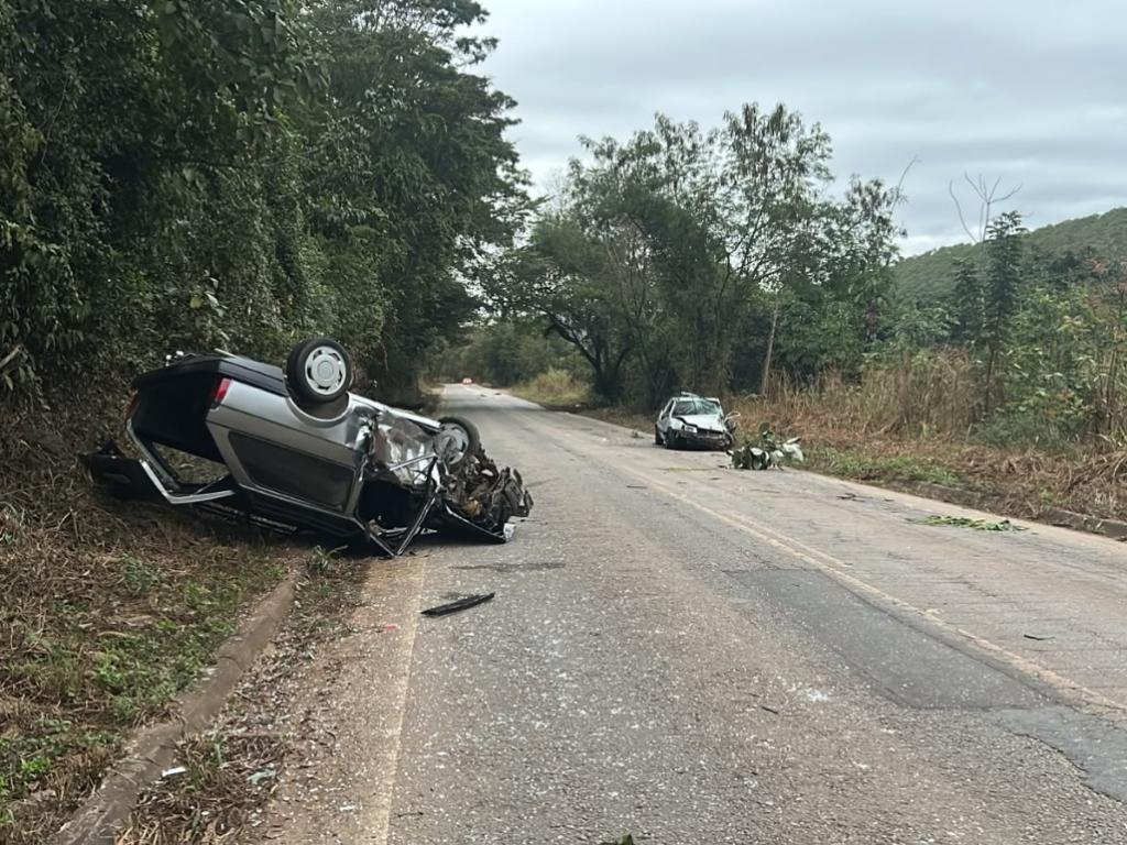 Colisão frontal perto do viveiro de mudas da Cenibra, ocorreu na madrugada deste sábado 