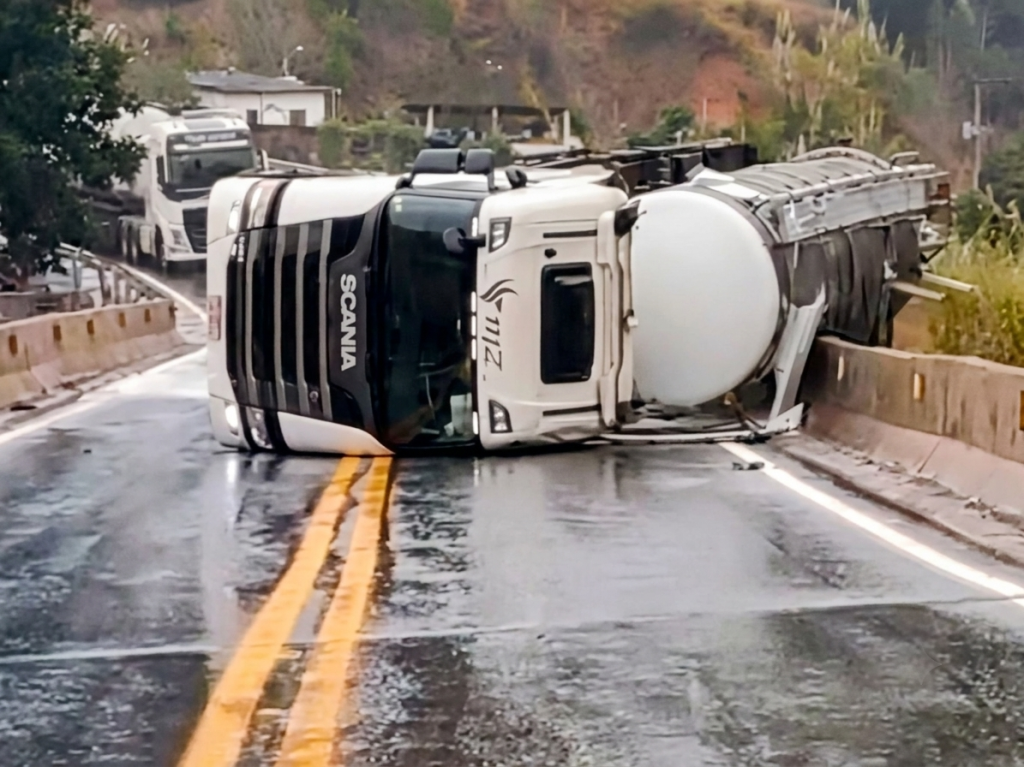 Caminhão Scania, que tracionava carreta-tanque com leite bombou sobre o viaduto ferroviário em Nova Era 