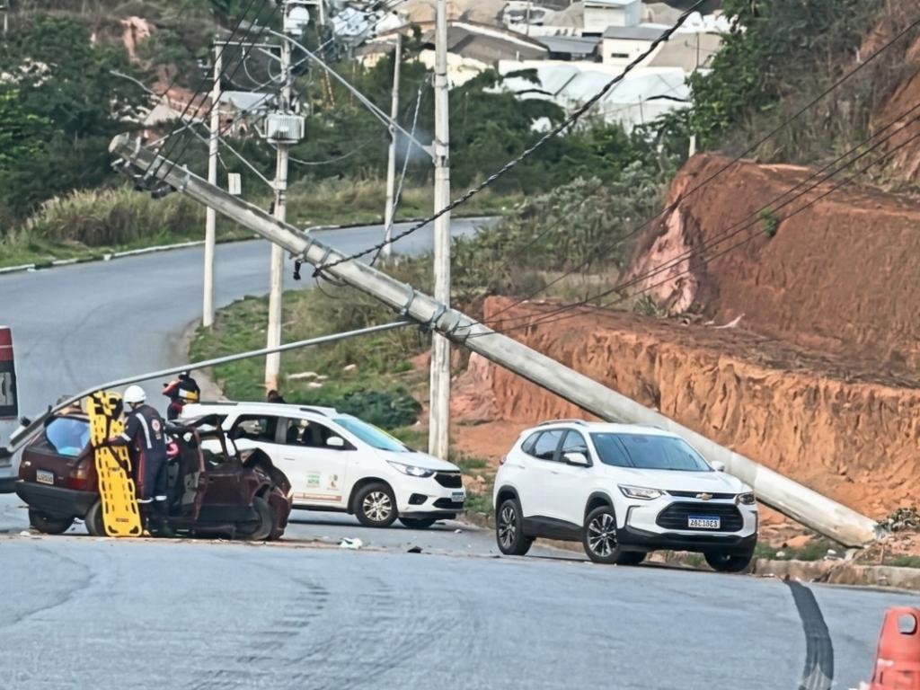 Equipes da Cemig foram acionadas, a rede foi reparada e a pista da avenida Maanaim foi liberada no começo da noite 