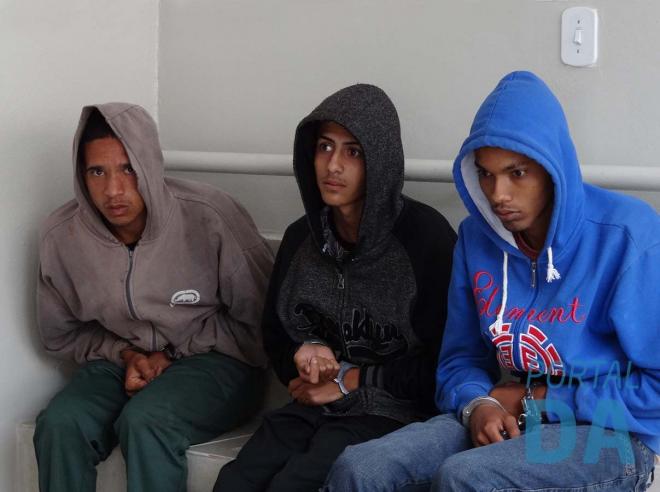 Os três jovens presos em fuga com a picape roubada