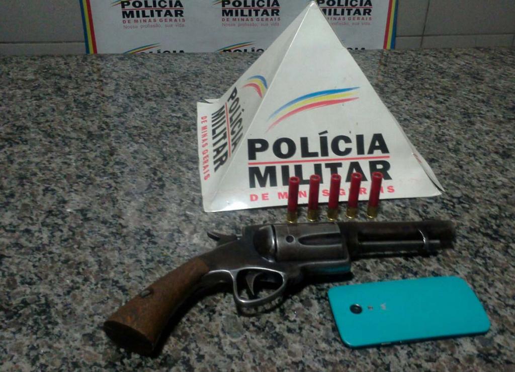 Revolver, sem marca, comporta cartuchos calibre 36, 44 e 45