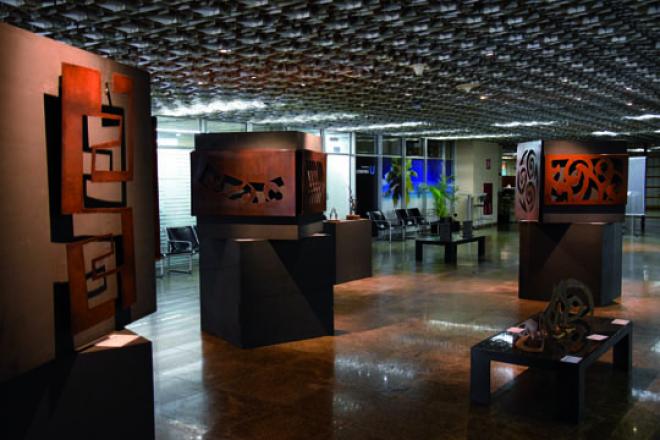 Algumas das peças exibidas na exposição Tribais em Aço