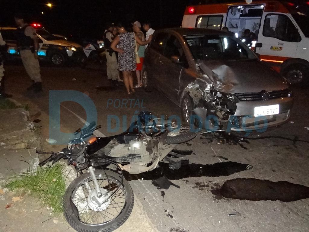 Os dois autores fugiram nesta motocicleta, tomada de assalto no Bom Jardim, e bateram  contra um VW Fox na fuga pela contramão de direção