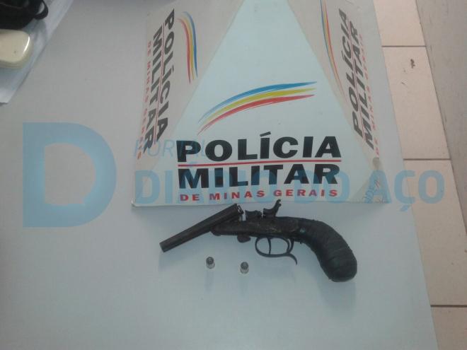 Uma garrucha de calibre 32 foi apreendida pelos policiais militares, após a colisão da moto com o carro em fuga